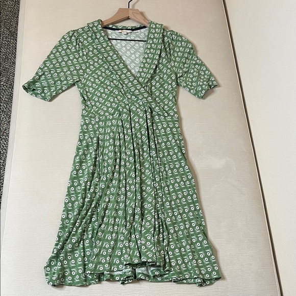 Boden Dresses & Skirts - Boden Dress - Women’s 6P Green White - Pockets Jersey V-Neck Floral Faux Wrap